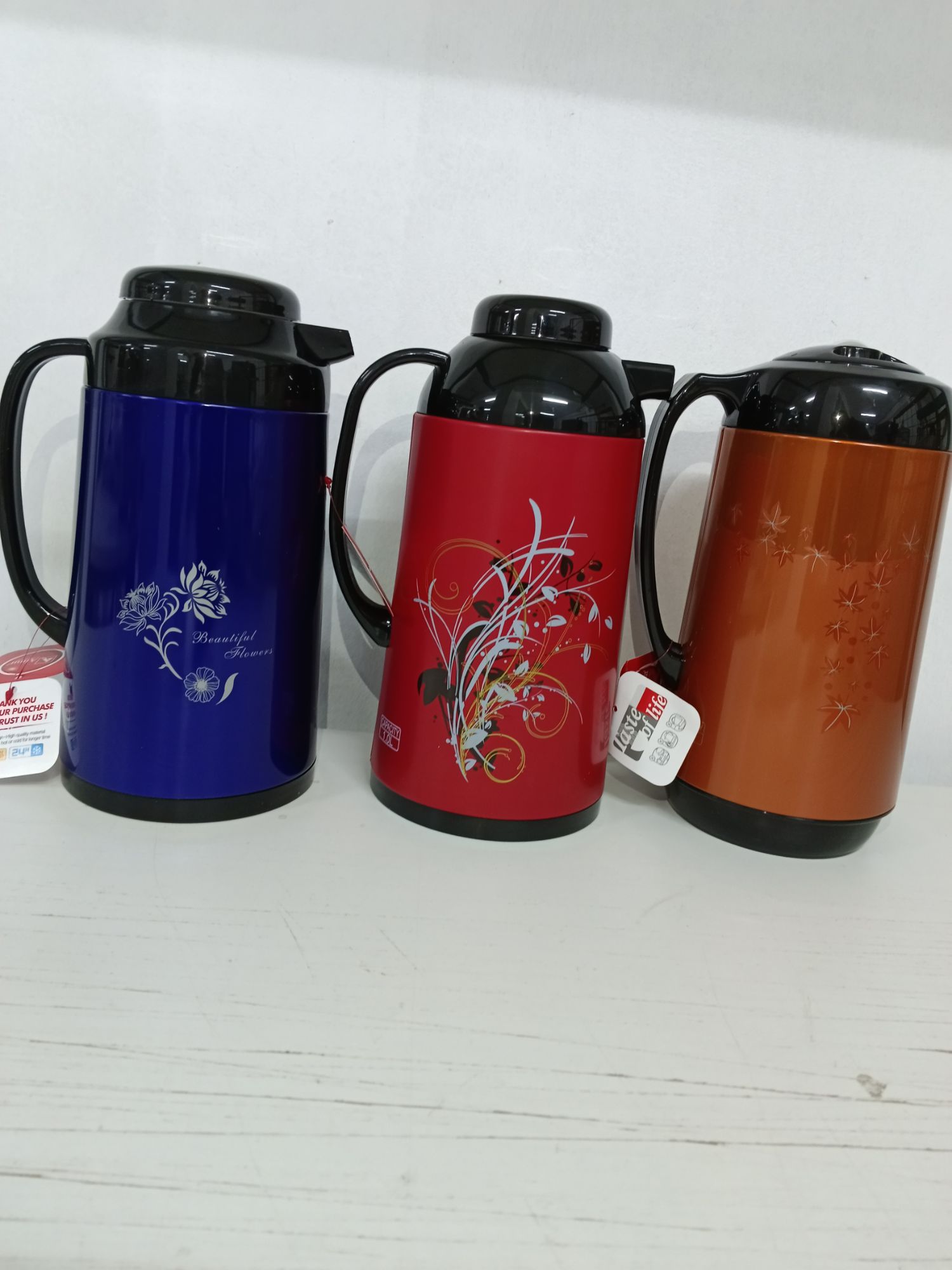 1 liter metallic body vacuum push flask mixed color. 