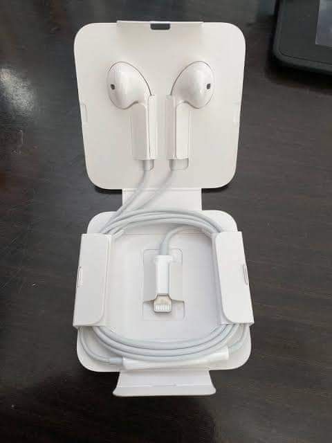Apple EarPods Lightning Wired Earphones for iPhone 7 to 14 - Premium Sound and Call Function. 