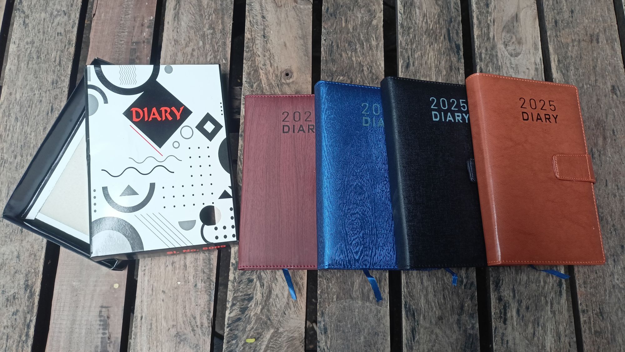 General Magnet Button Diary 2025 (1 date). 