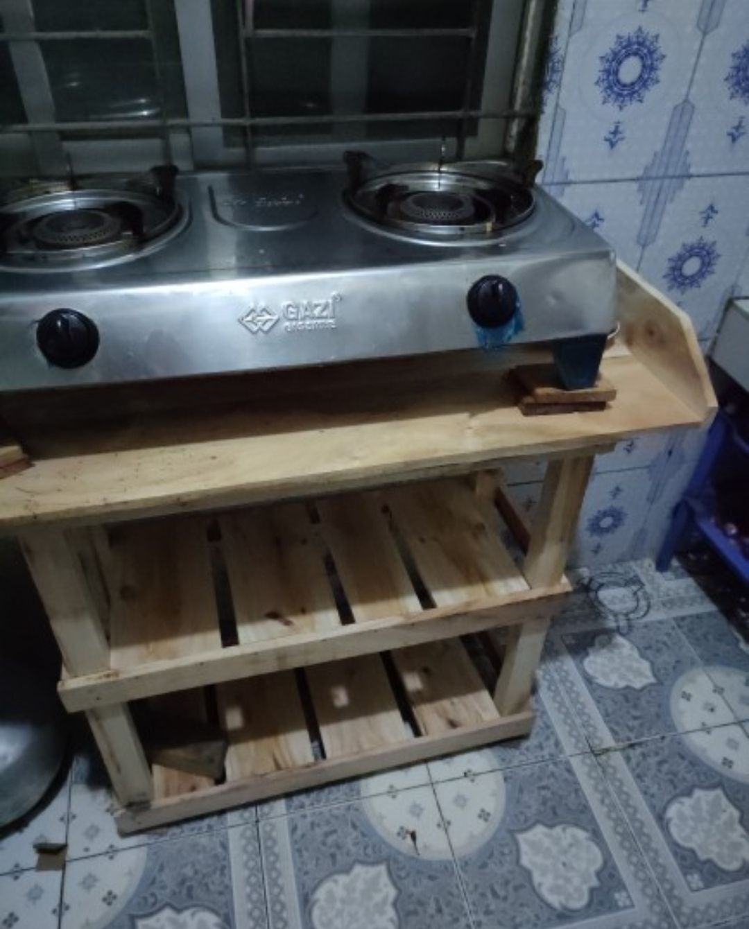 Gas stove or induction cooker stand table
