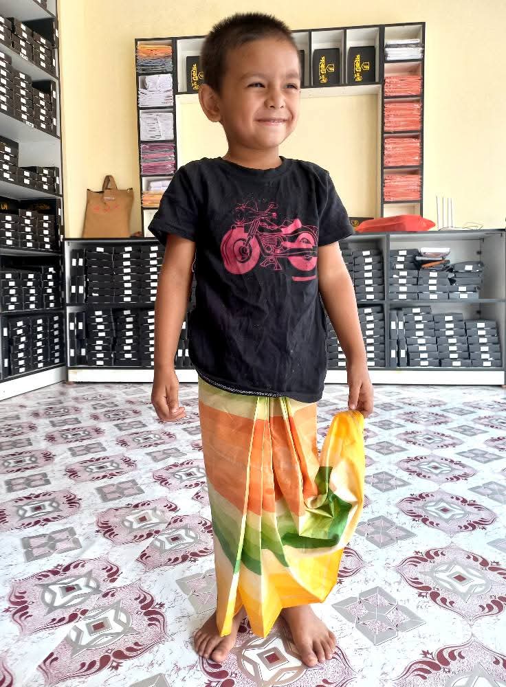 Smart baby ready lungi with elastic and Pocket system.
