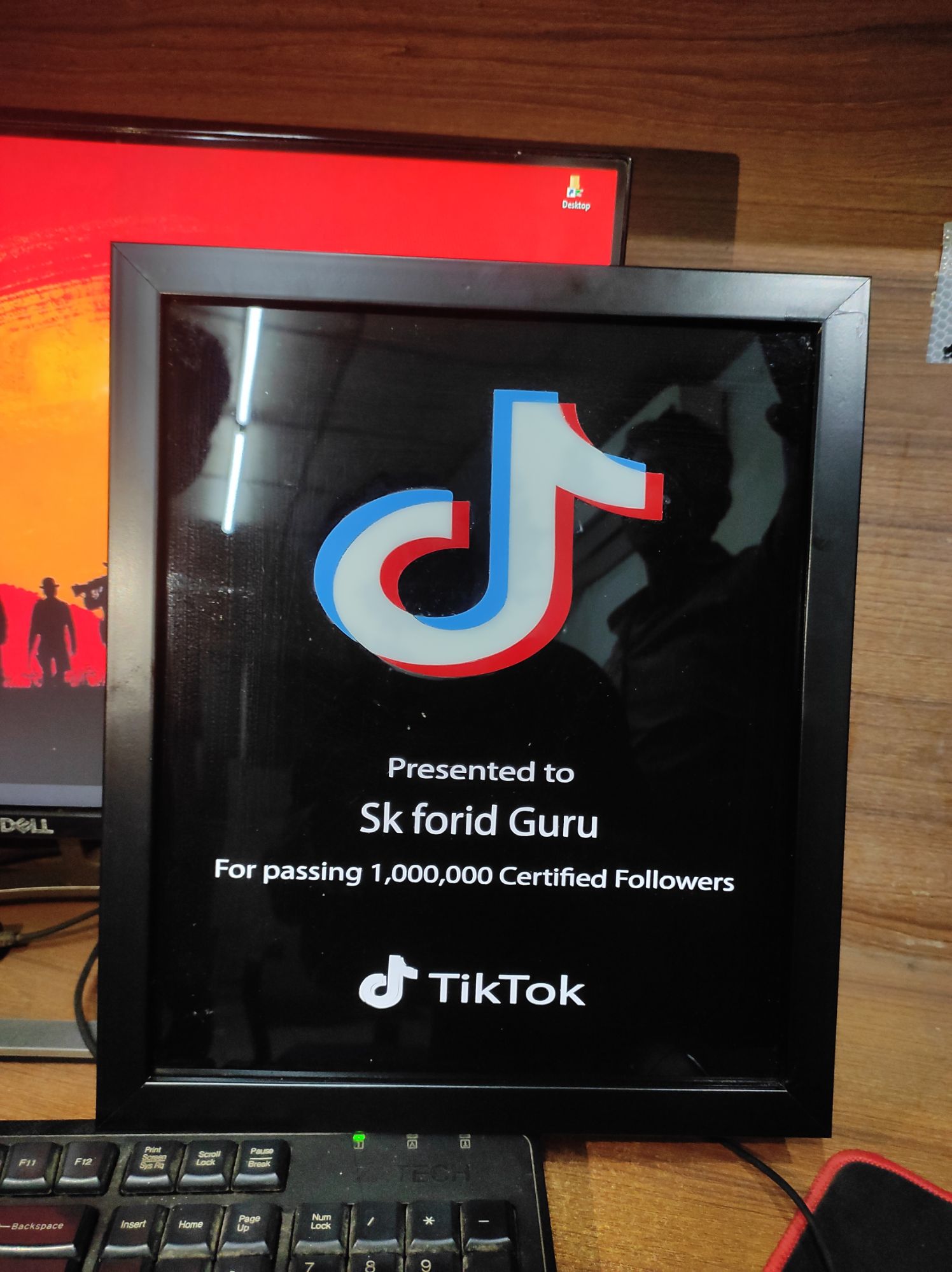 tiktok play button for using studio decoration,its not orginal but look like real
