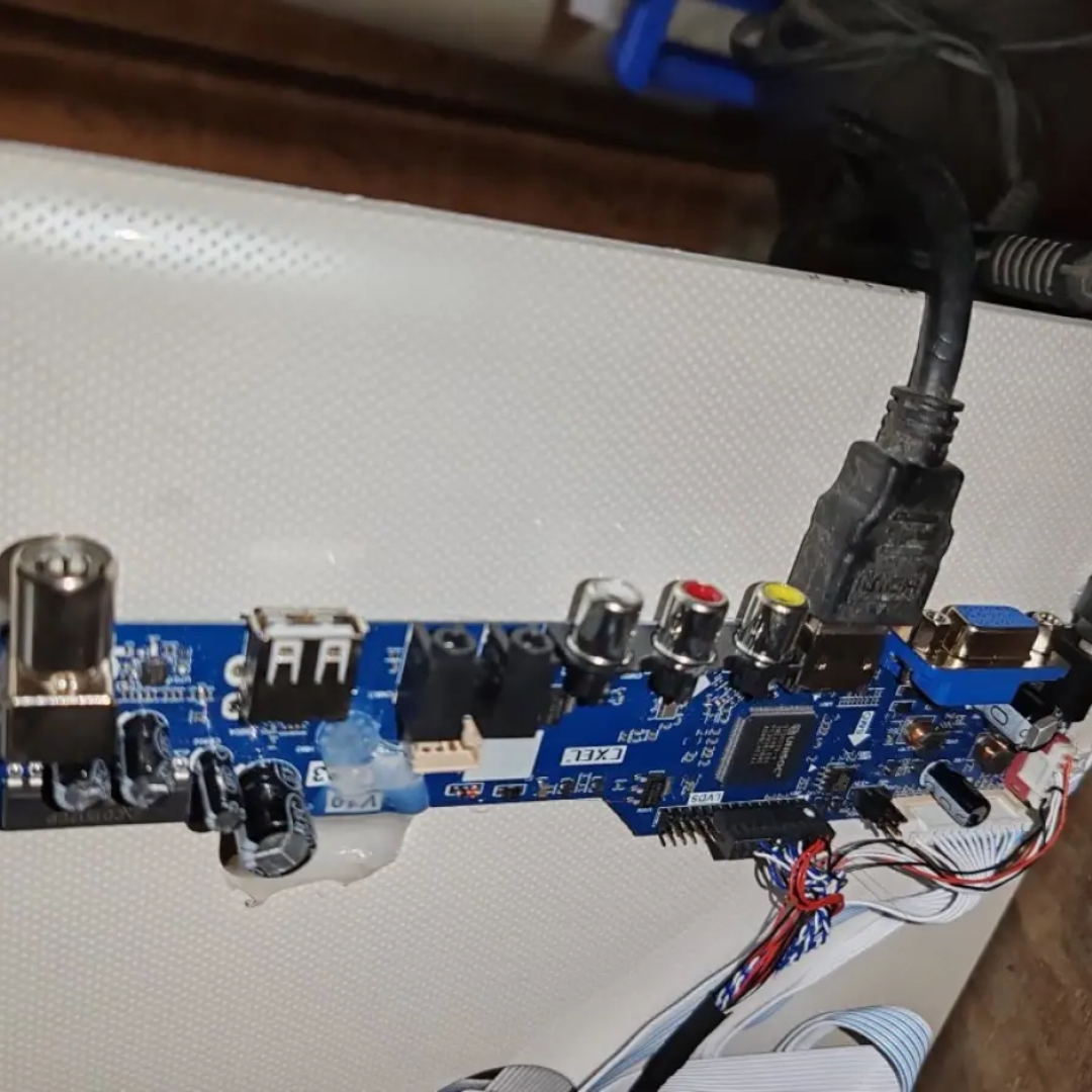 Universal LCD TV Controller Driver Board + 1CH 6bit 40Pin LVDS Cable + 7 IR Key Board Combo for 1366x768 Pixel Panel Replace T.V56 DS-V59. 