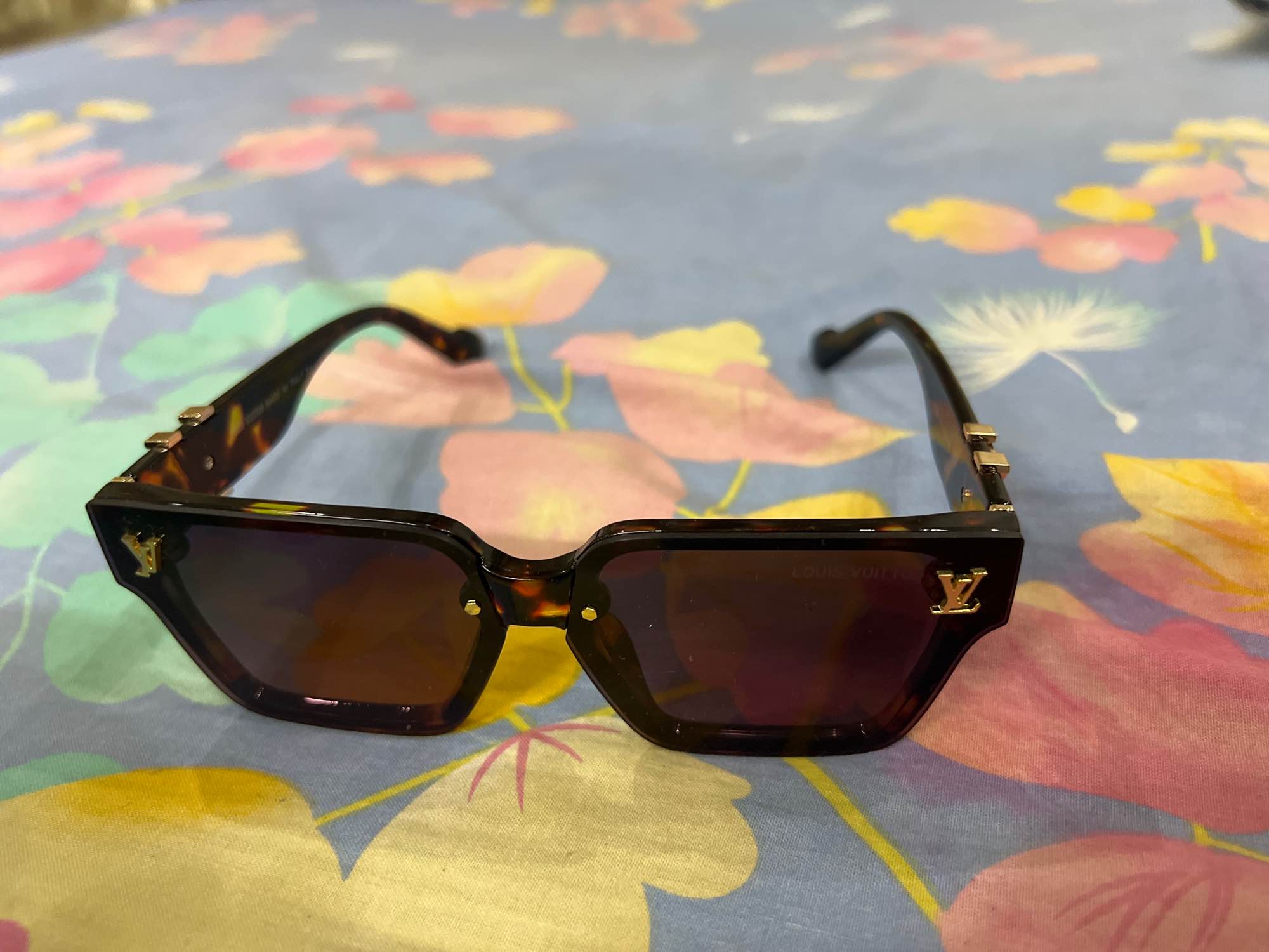 Louis Vuitton sunglass for women with box. 