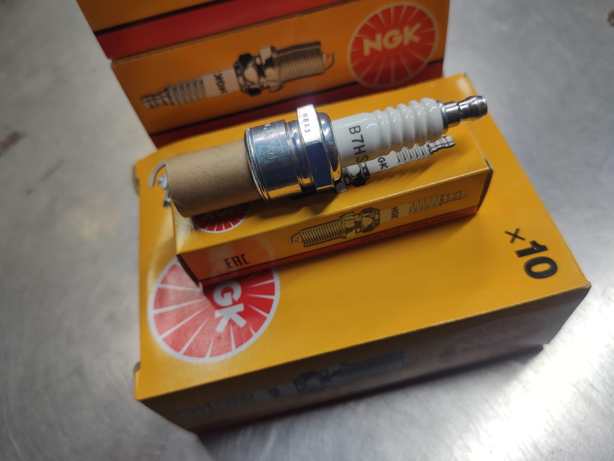 Spark plug NGK C7HSA