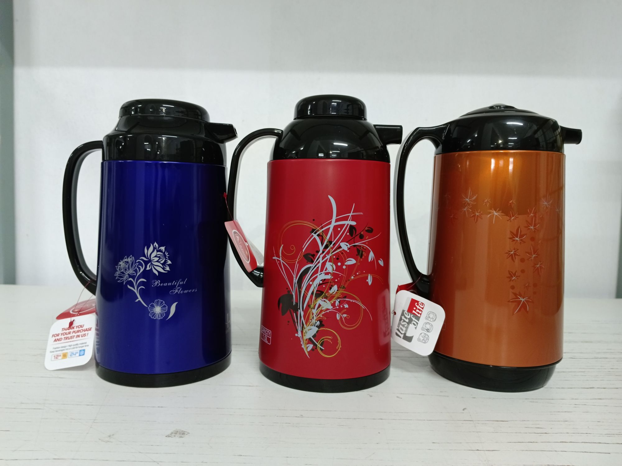 1 liter metallic body vacuum push flask mixed color. 