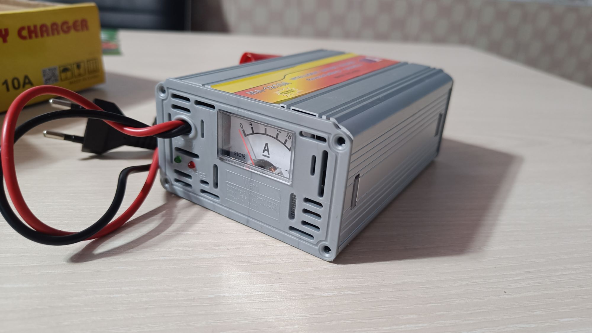 12v 10A Intelligent Battery Charger / 12 Volt Battery Charger 10 Ampere Analog Display Automatic Fast Charging. 