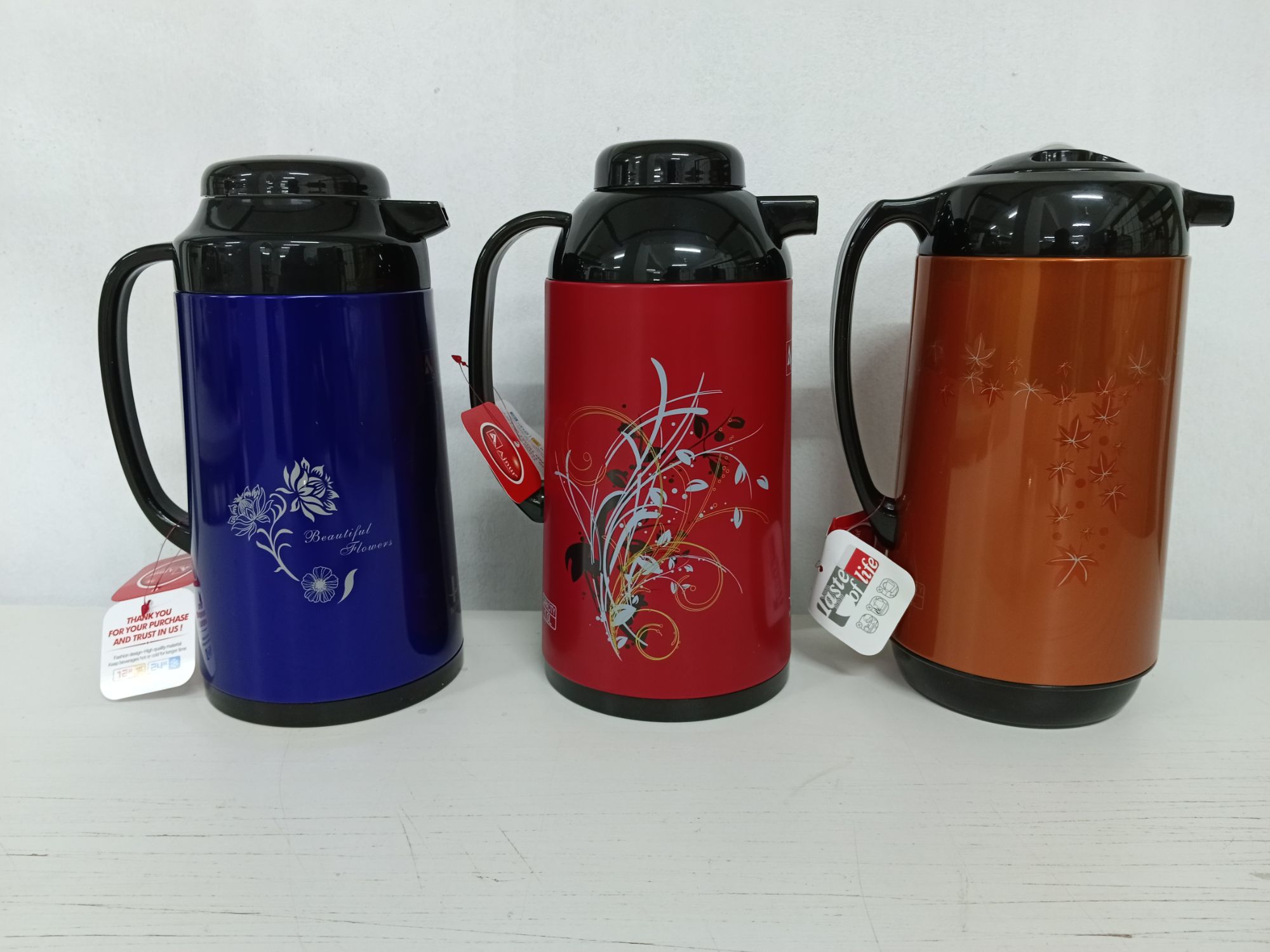 1 liter metallic body vacuum push flask mixed color. 