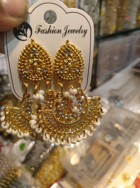 Fashionable ladies earring