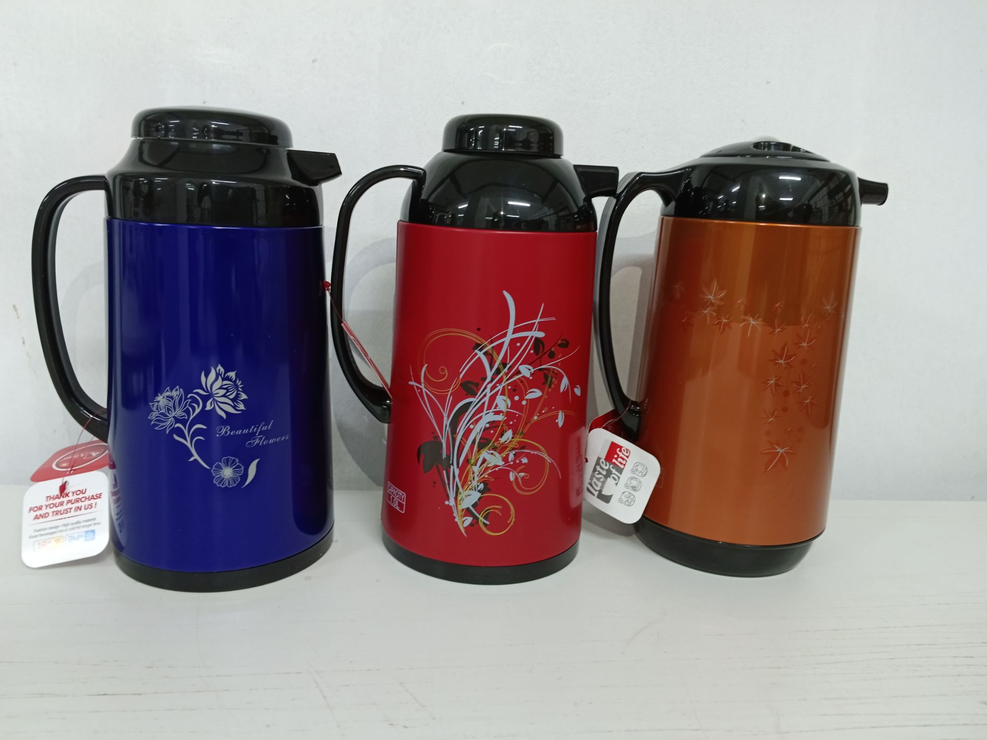 1 liter metallic body vacuum push flask mixed color. 