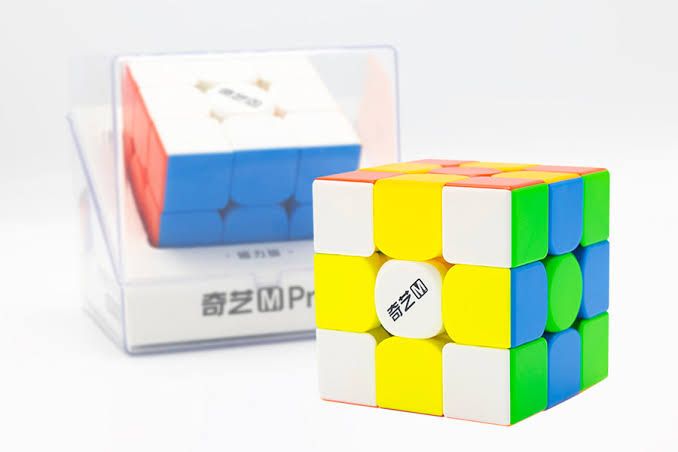 Magnetic 3/3/3 Rubics cube QIYI M PRO , super smooth , speed cube. 