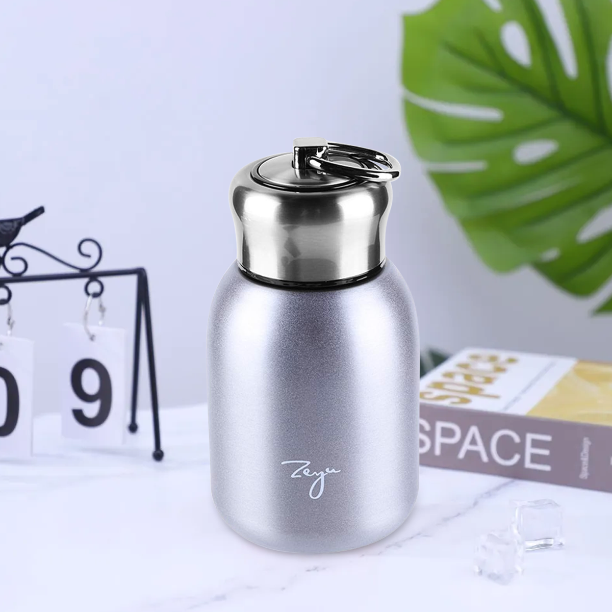 Mini yubkada külotsiz tomosha qiling Mini yubkada külotsiz tomosha qiling