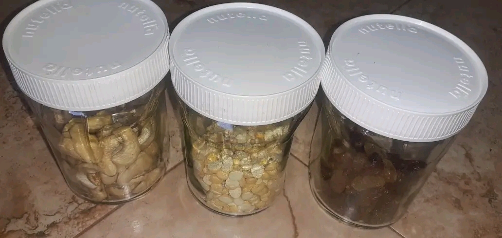 Used 300ml empty nutella glass jar 6pcs.Can use as a storage jar!. 