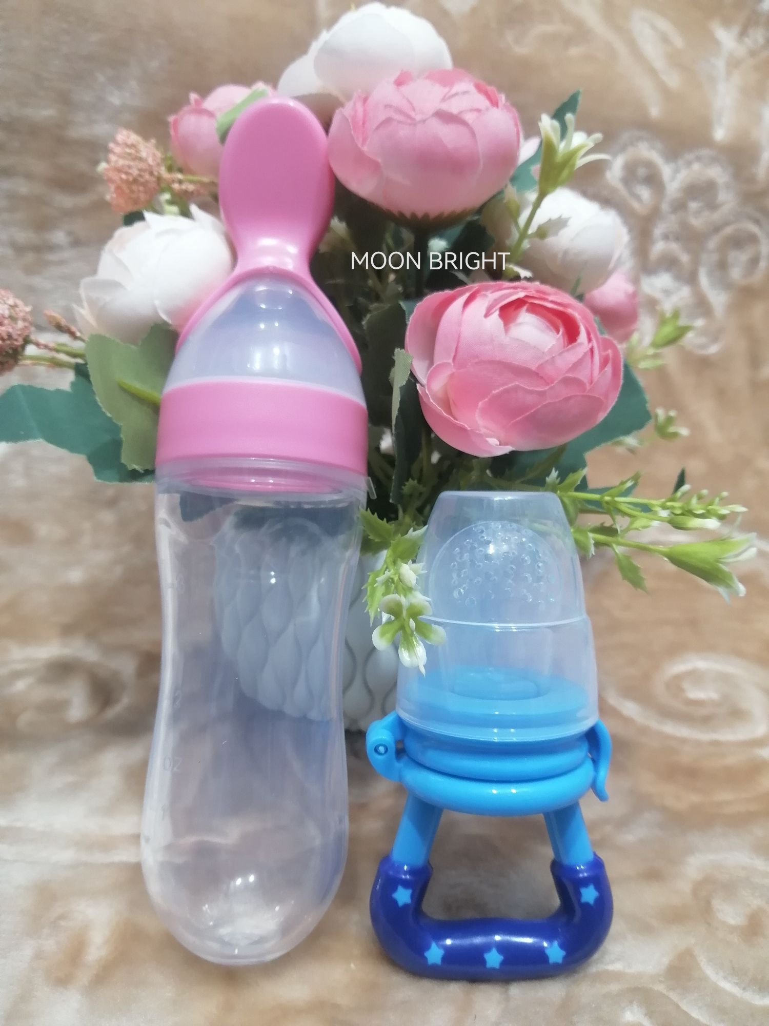 Pack of 2 Baby Multi Colour Silicon Spoon Feeder
Set with Baby Fruit Pacifier_Nipple_ Chusni_
Feeding Spoon bottle Brush Food Feeder
