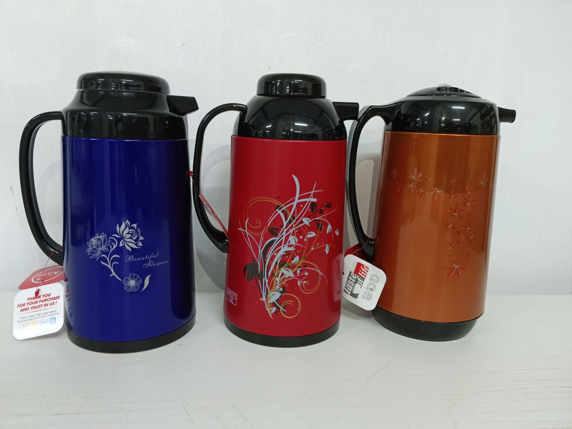 1 liter metallic body vacuum push flask mixed color. 