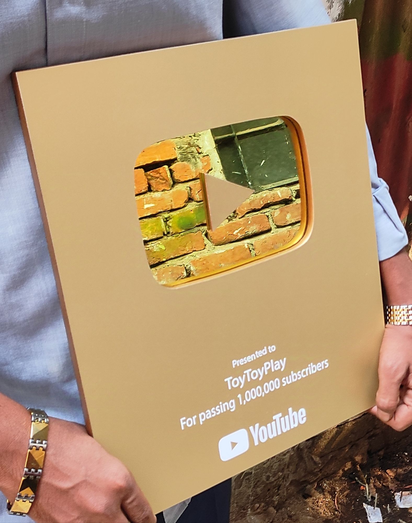 golden play button show pice,