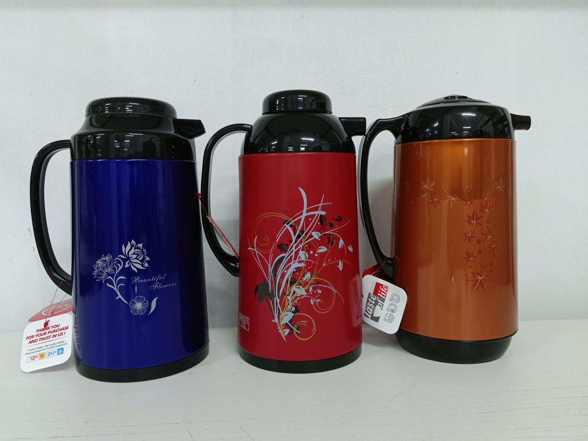 1 liter metallic body vacuum push flask mixed color. 