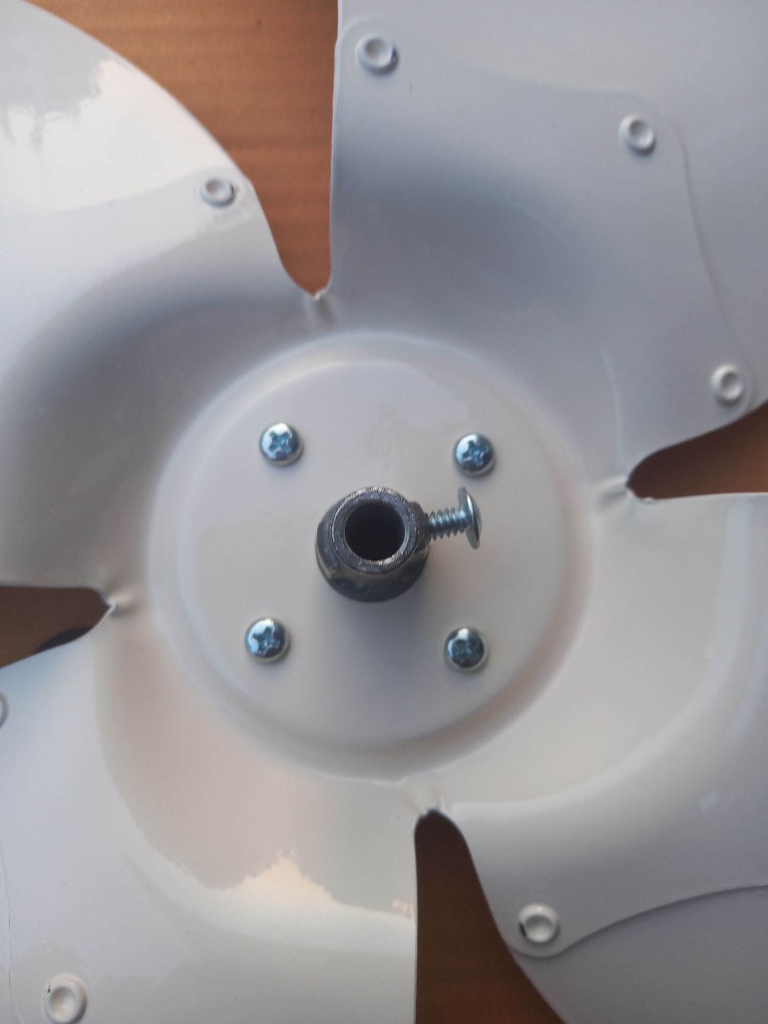 16 Inch Table Fan Paka Himel. 