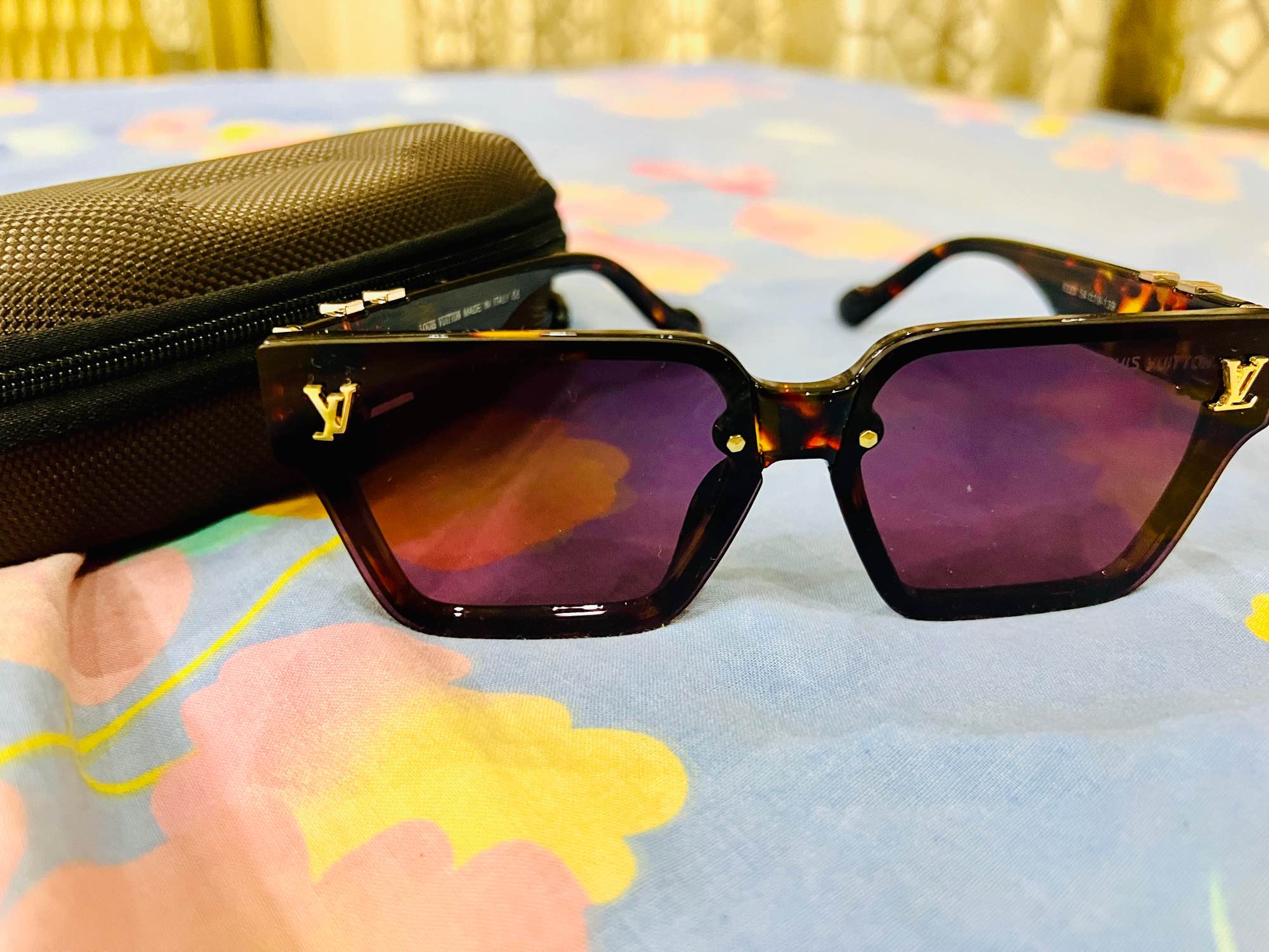 Louis Vuitton sunglass for women with box. 