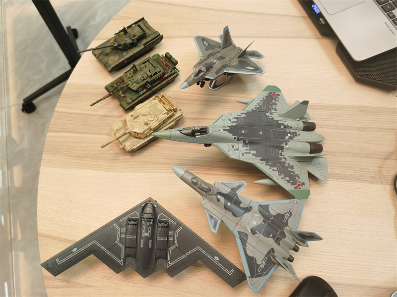 1: 72 Abech Helicopter J-20 Fighter SU35 SU57 F22 Aircraft Model B2 Military Leopard 2A7 99 Tank B2 Bomber Model Building Block. 