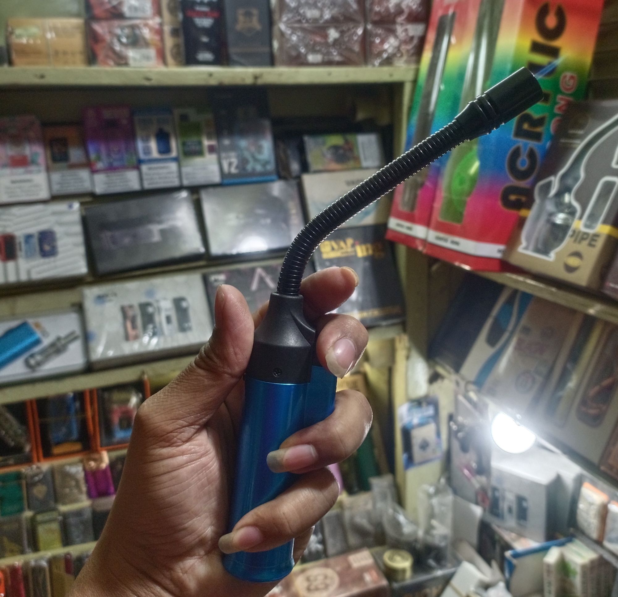 Flexible Tube Lighter with Flame Locking Function, Butane Lighter with Large Fuel Tank, Windproof Camping Lighter Kitchen Lighter. 