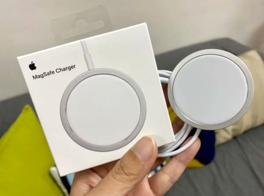 Magnetic Wireless Charger For iPhone 13 pro max/ 13/13/13 mini/12 pro max/12 pro/12/12 mini. 