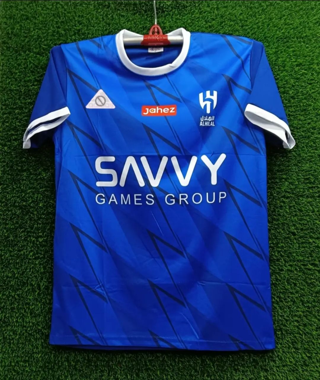 Yetuk ayol menga silkitishga yordam beradi. Deraza oldida siltanish