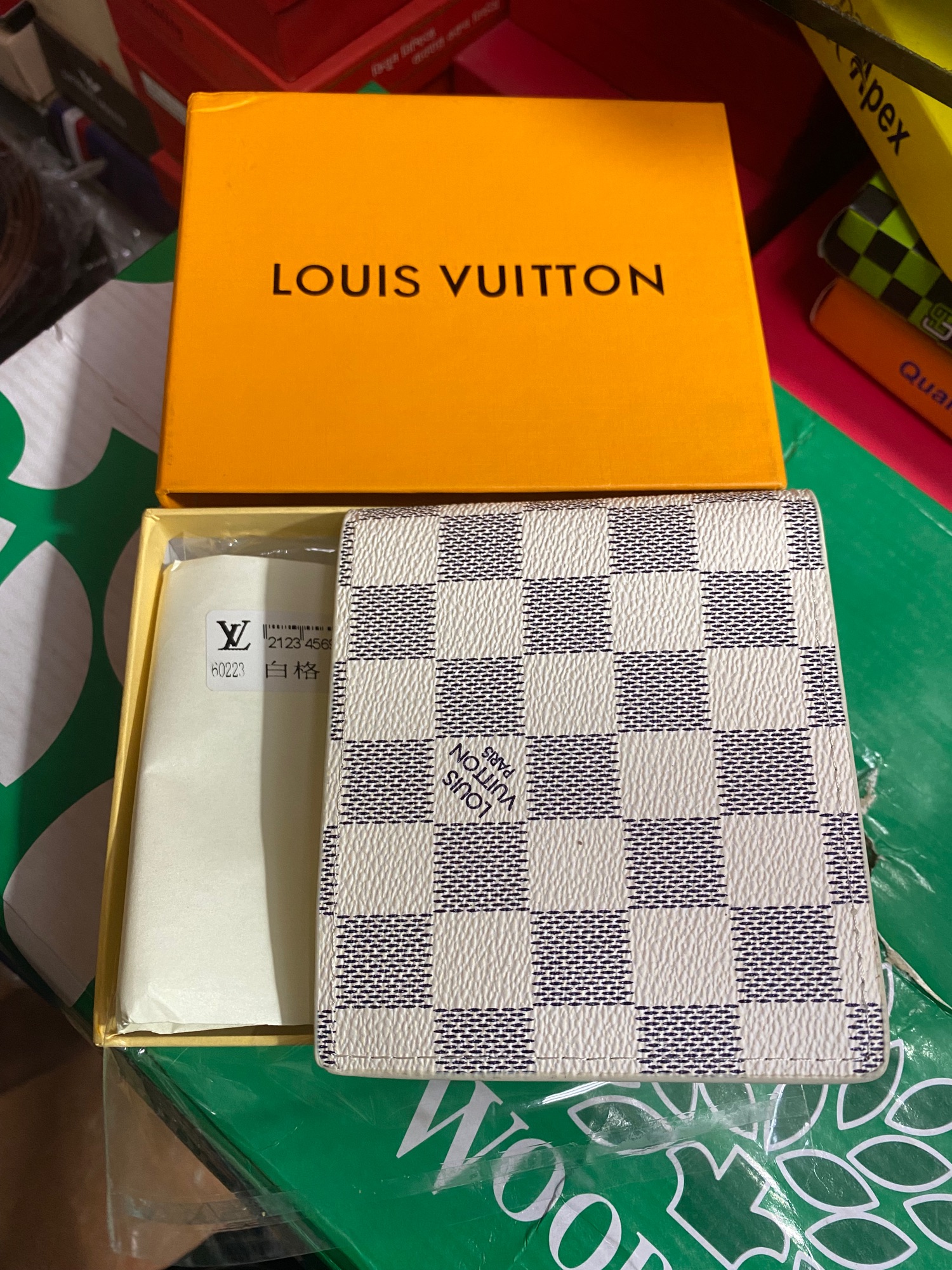 60223 LV high end mens wallet(With box)