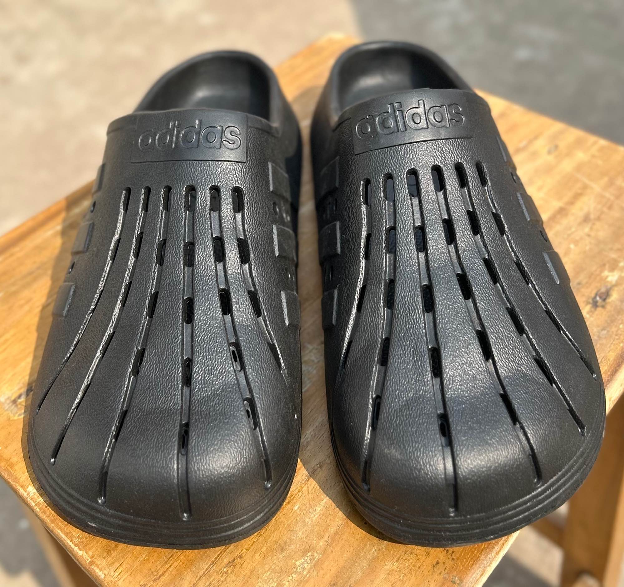 New Comfortable Adilette Clogs Slip-on Crocs Shoes Sandals for Men. 