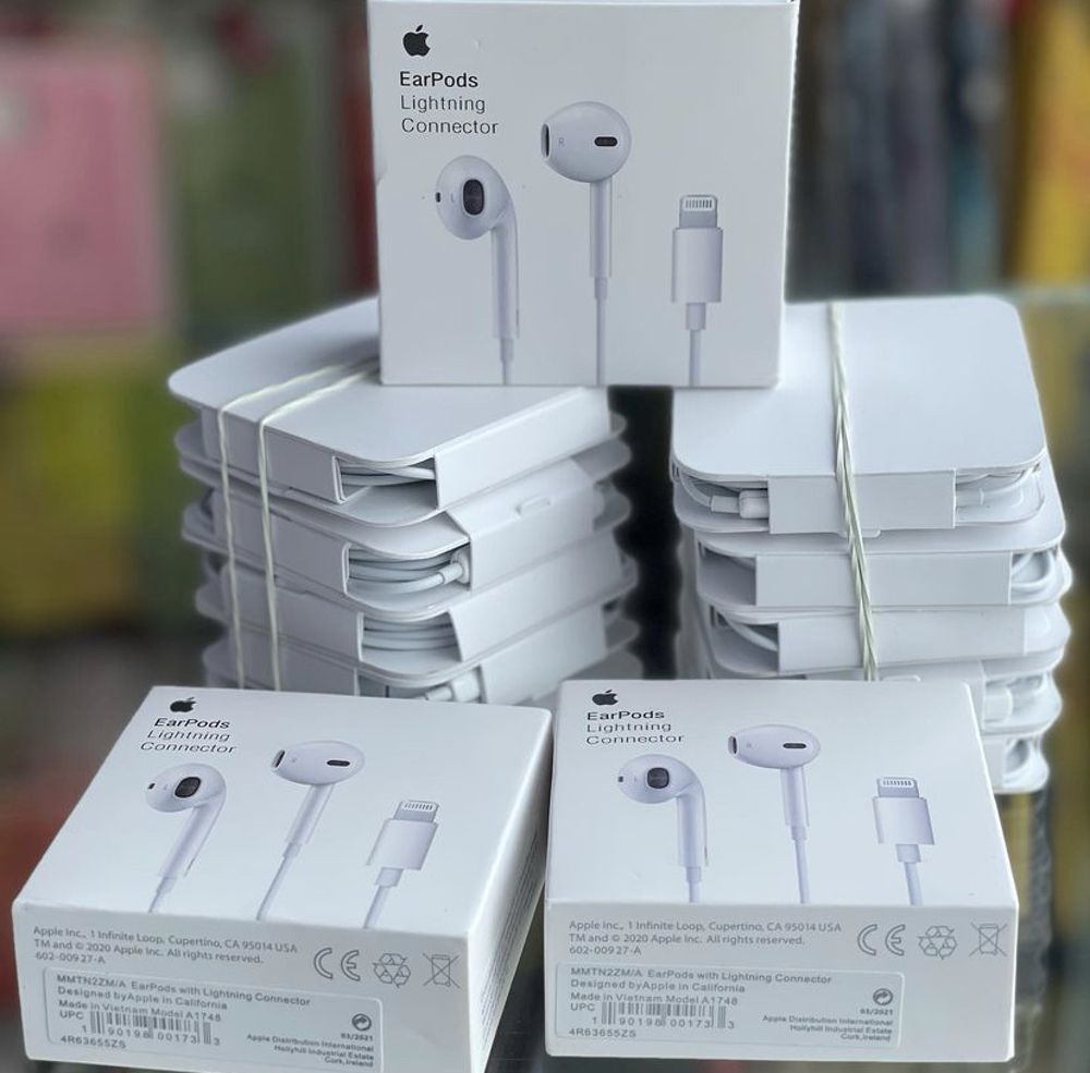 Apple EarPods Lightning Wired Earphones for iPhone 7 to 14 - Premium Sound and Call Function