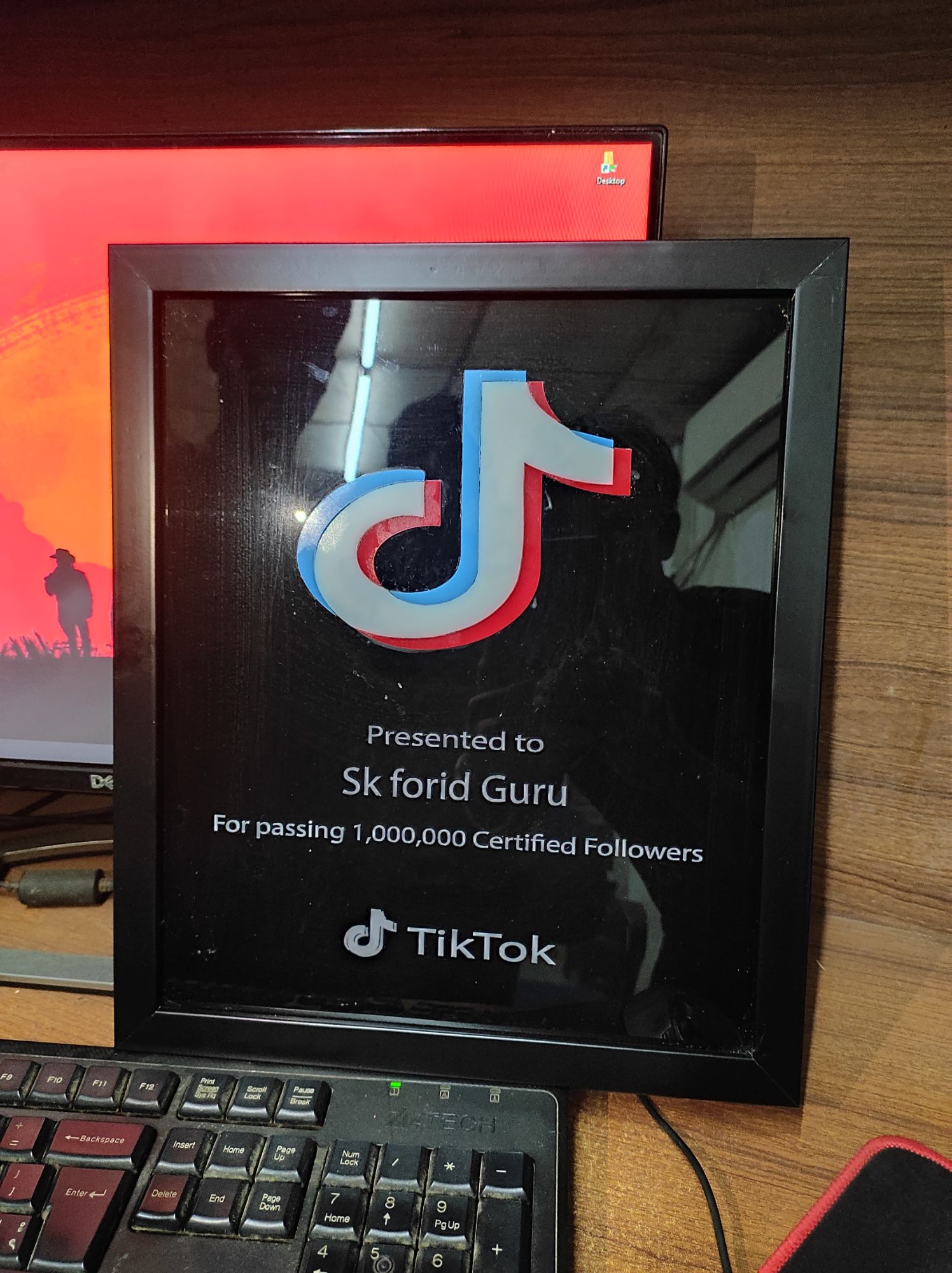 tiktok play button for using studio decoration,its not orginal but look like real. 