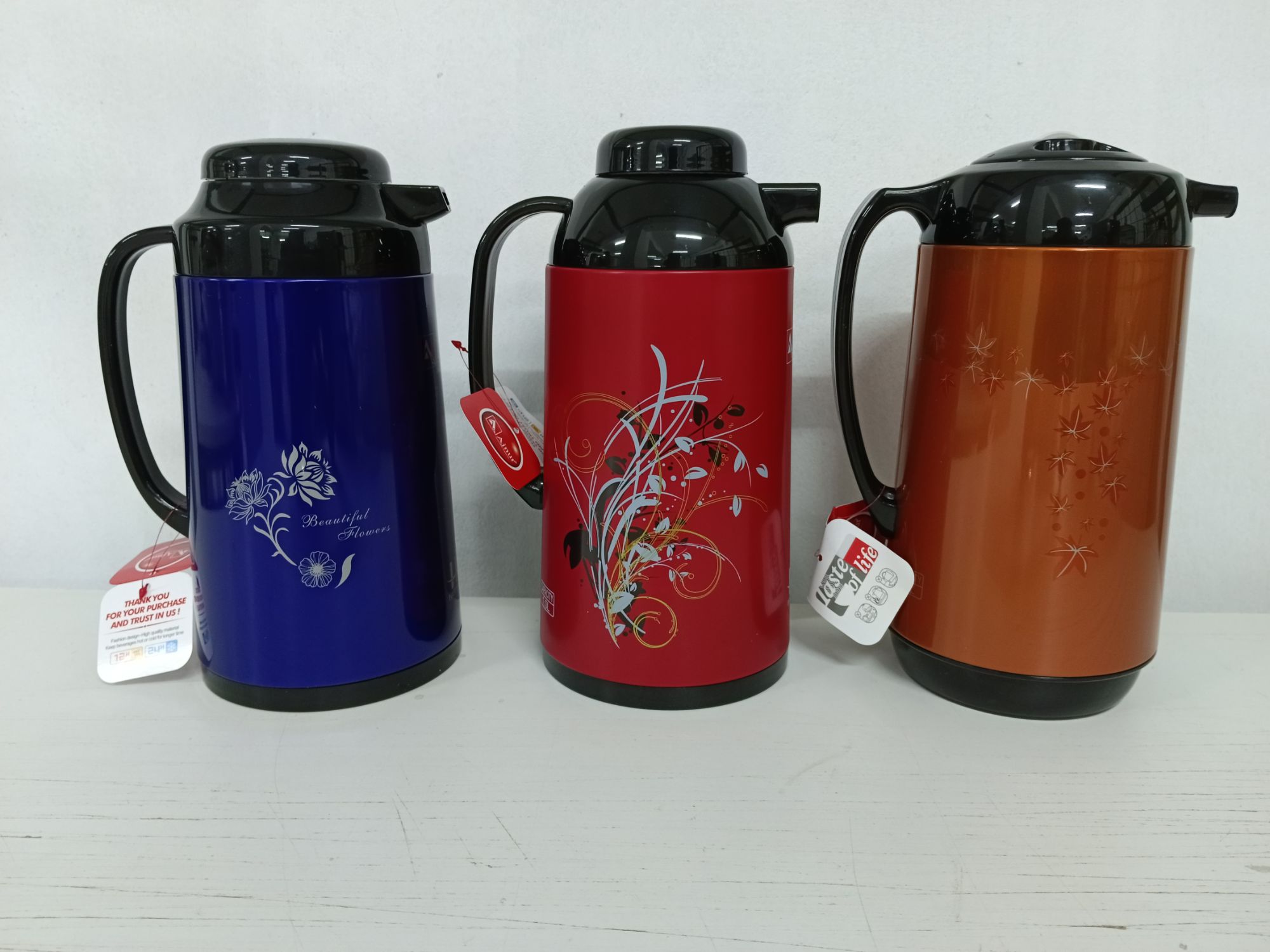 1 liter metallic body vacuum push flask mixed color. 